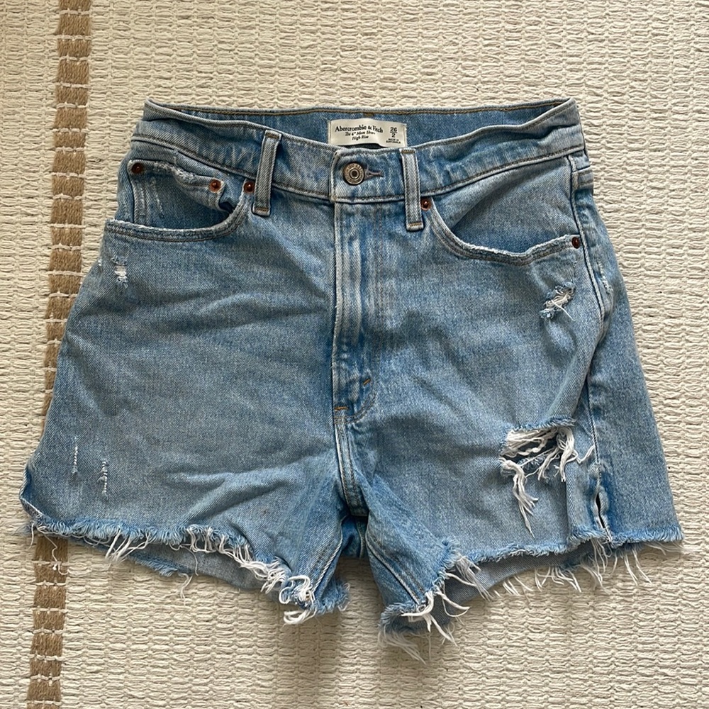 Abercrombie high rise 4” curve love mom shorts size 26 ripped light wash